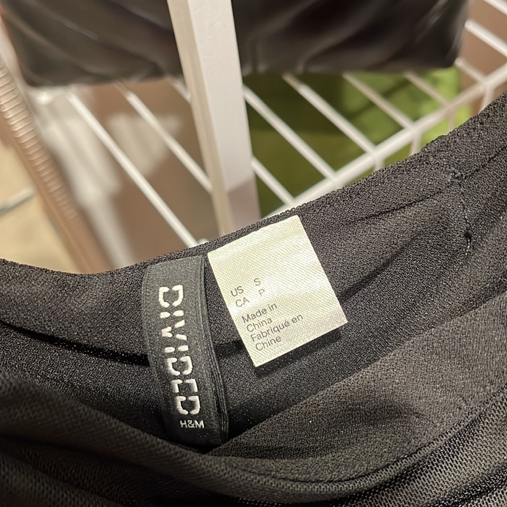H&M black Ruffle Top - Picture 2 of 2